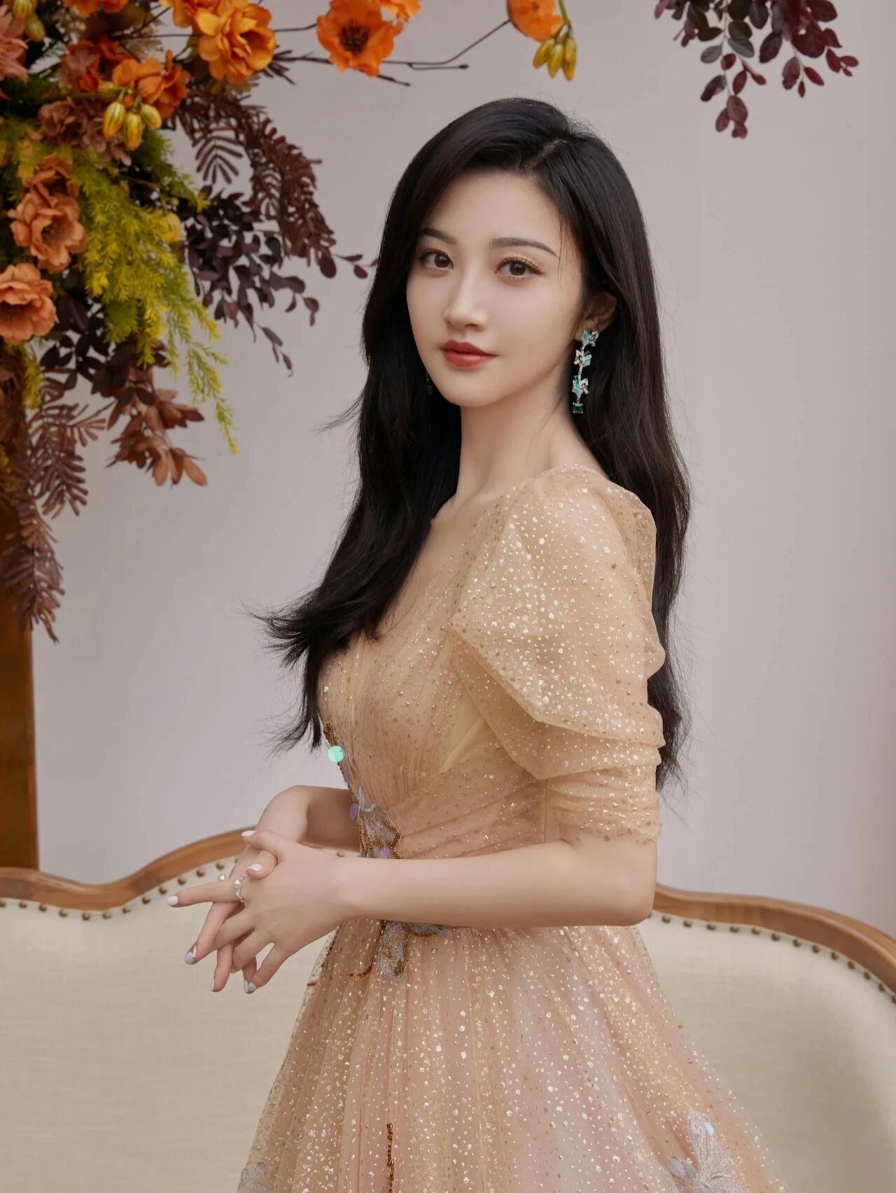 “功效護(hù)膚第一股” 貝泰妮業(yè)績(jī)承壓：敏感肌賽道競(jìng)爭(zhēng)加劇，龍頭增長(zhǎng)動(dòng)能待重塑