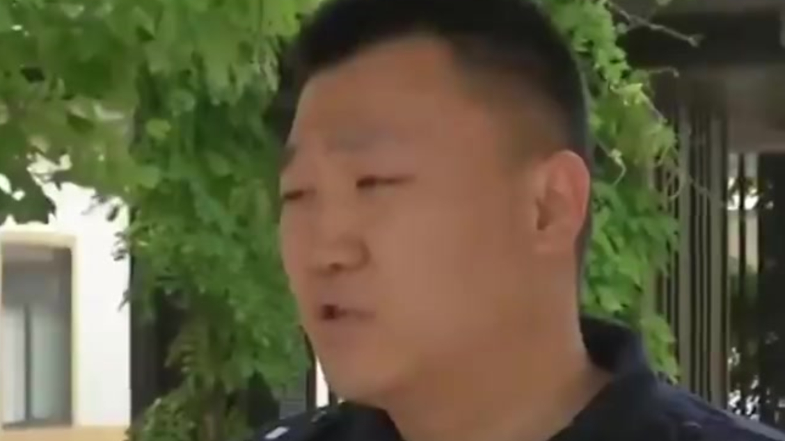 【刑拘!女子二楼扔菜刀险砸中婴儿车[发怒]】近日,南京一家奶茶店门口,突然掉落一把菜刀,周