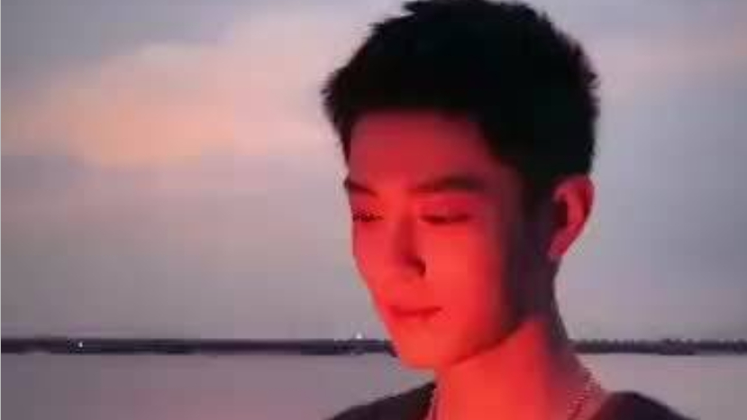 肖战工作室po出一则视频庆祝肖战29岁生日,视频中肖战端着生日蛋糕许愿,祝肖战生日快乐呀