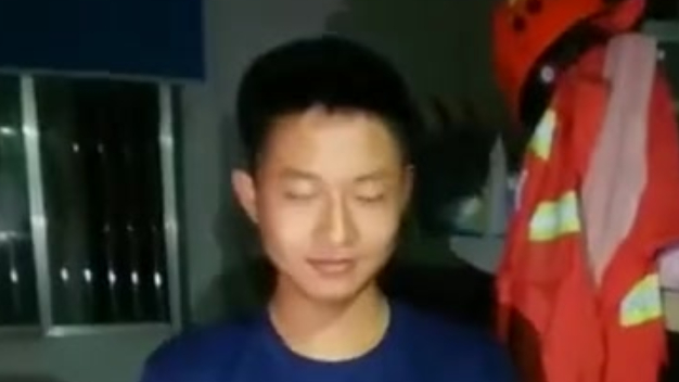 【抗洪一线的生日愿望:希望洪水早日退去】7月20日晚,江西省九江市彭泽县,驰援江西抗洪的湖