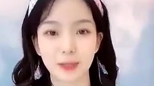 《创造营2020》陈卓璇在直播中说看到希林娜依高拍完广告拿着奶茶开心得回来了,自己就有股子