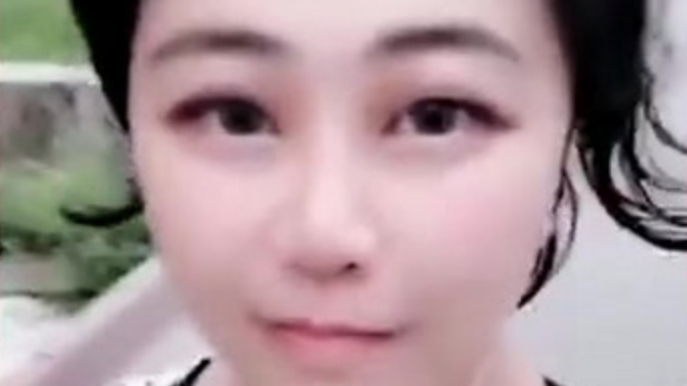 【萝莉主播直播出bug秒变大妈 曾花10万的粉丝注销账号】近日,斗鱼上一位拥有五万多粉丝的