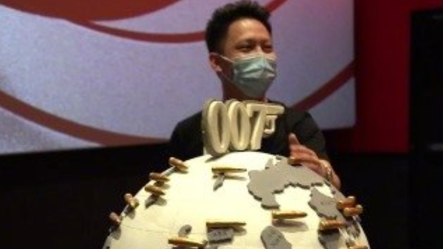 这样的庆生方式太有心了!一位作为蛋糕师的网友,自制了蛋糕与现场的影迷一起分享,为詹姆斯邦德