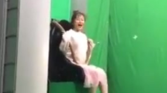 原来电视剧里的杨紫过山车场景是这样拍出来的,做演员真的是需要很强大的心理素质,这想忍住不笑
