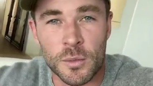【超级英雄演员鼓励被狗咬伤男孩】近日,美国一个6岁的小男孩Bridger为了保护妹妹,脸被
