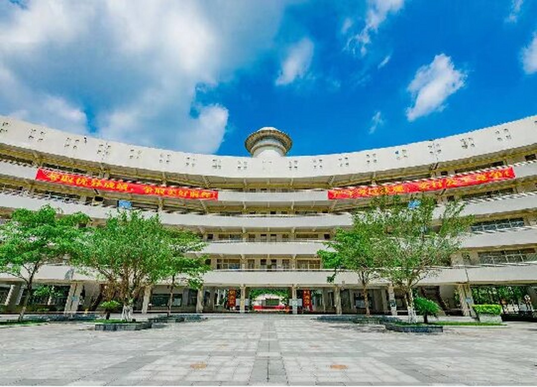 广州高中学校介绍--广州市第二中学 简介: 高中部校区毗邻开发区行政