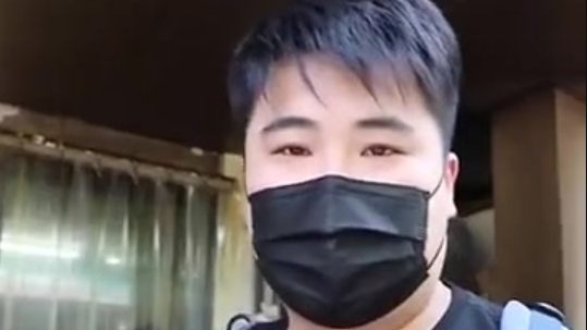 【上海 腔调十足爷叔,30年只用砂锅煮馄饨】上海延长路有个腔调十足的爷叔叫阿麟,卖了30年