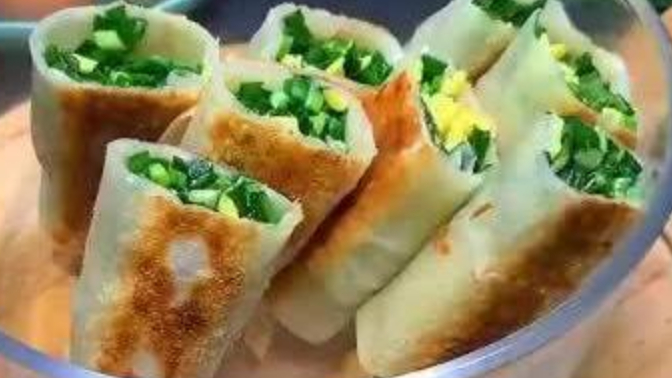 【薄皮韭菜盒子做法】韭菜盒子太好吃了,皮薄馅多,一口下去太满足了。不喜欢吃韭菜的同学们也可