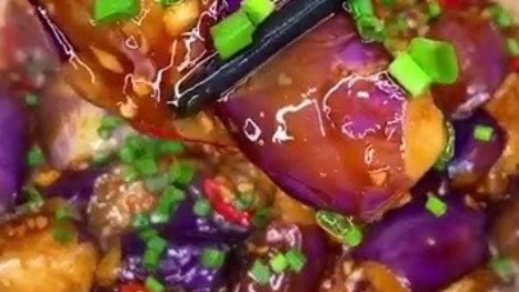 #一起学做菜# 说到茄子,做法可就多了~今天推荐简单好吃又下饭的茄子煲,天气凉了需要多吃两