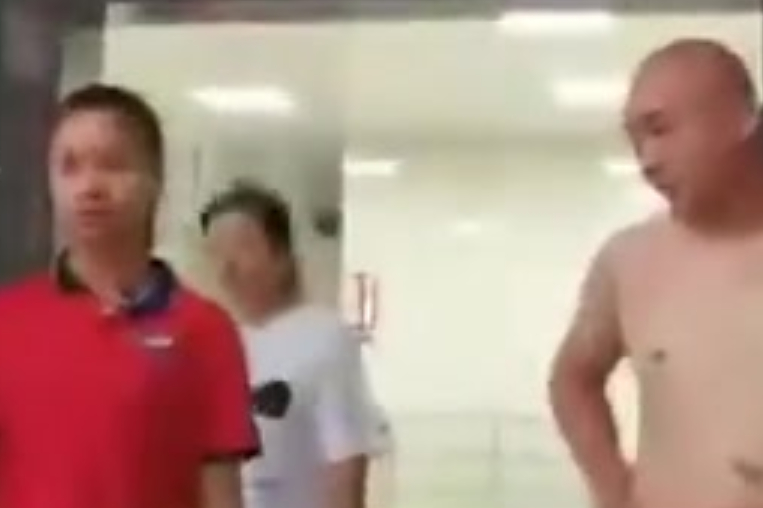 【阳朔一景区女浴室装摄像头 景区回应:为防止偷盗】22日,广西桂林阳朔兴坪龙颈河漂流景区,