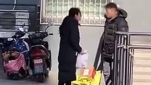 近日一则视频在网上热传,北京某小区一个女子意外地发现了自己的丈夫给他的父母网购了不少年货送