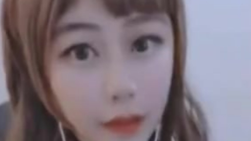 【暴露了!萝莉音女主播直播出bug 秒变大妈脸吓坏粉丝】近日,斗鱼上一位拥有五万多粉丝的声