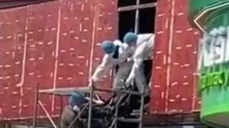 【江苏泰州市区一门店广告牌内发现女尸, 警方初步排除他杀】9月26日,江苏泰州市某门店广告