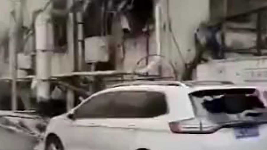 【突发!湖北十堰天然气爆炸,已有11人死亡】湖北十堰市张湾区艳湖小区发生天燃气爆炸,目前已
