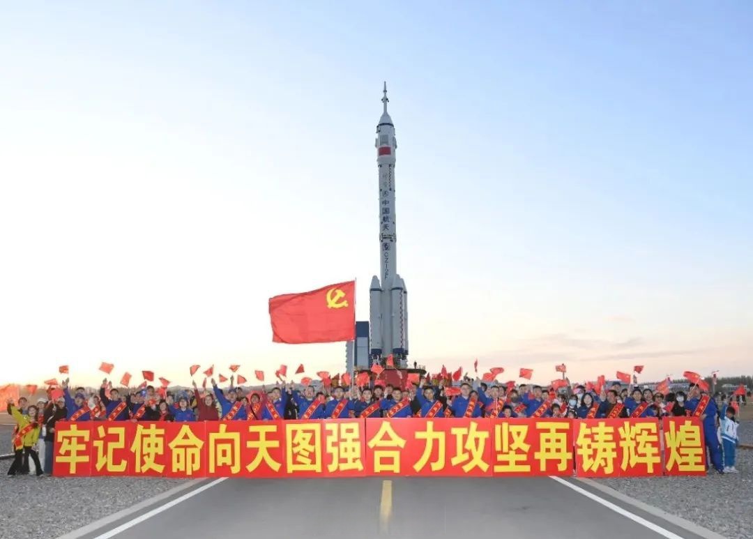 神舟二十二号飞船与空间站组合体完成自主快速交会对接