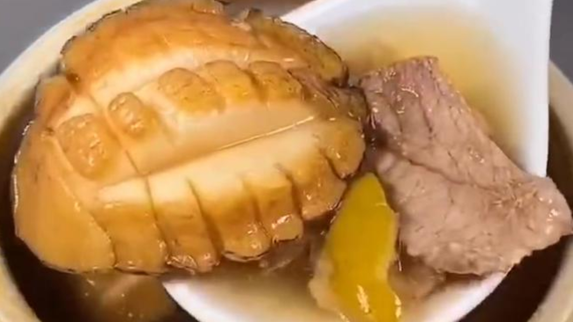 #亮出你的好厨艺# 青橄榄鲍鱼瘦肉汤。生津解渴润肺,润喉。秋季的好汤,值得拥有。