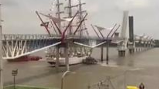 【巴西海军风帆训练舰离开港口时不慎撞桥,整个船体倾斜,现场画面曝光】海事新闻网站“Mari
