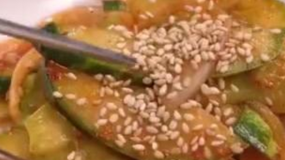 周末啦!不妨用一顿韩国烤肉豪华套餐来犒劳自己呀!香喷喷的烤五花肉配上各种蘑菇、泡菜、芝士和