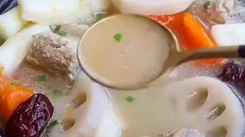 晚上来点汤喝不【山药莲藕排骨汤做法】这个汤全是精华,营养丰富,排骨酥烂,山药莲藕软糯真的太