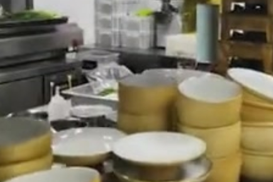 【暗访很久以前羊肉串店:员工徒手做冷面 炒菜锅内洗抹布】在全国开设50多家门店的很久以前羊