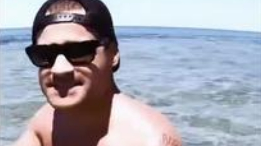 【惊险时刻!澳大利亚男子兴奋自拍在海边浅水区追赶一条鲨鱼】澳大利亚西澳大利亚州男子布罗迪·