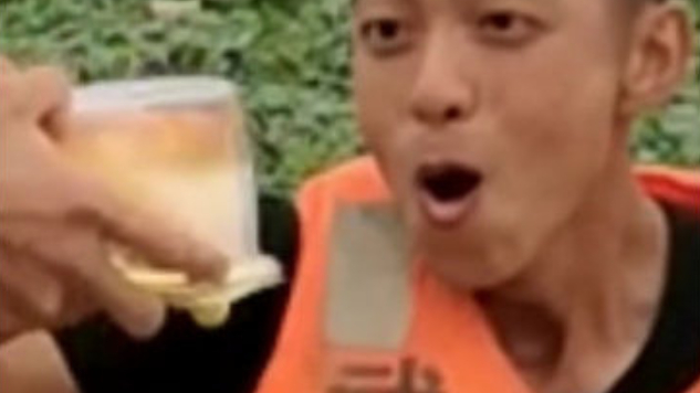 【这次是真蛋糕!22岁战士在防洪大堤上过生日 】抗洪一线,武警安徽总队安庆支队战士王玉柱,
