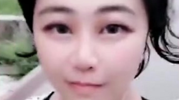 【女主播露脸翻车粉丝反涨3倍】截至29日晚九点,“乔碧萝殿下”斗鱼粉丝已达36.5万,涨了