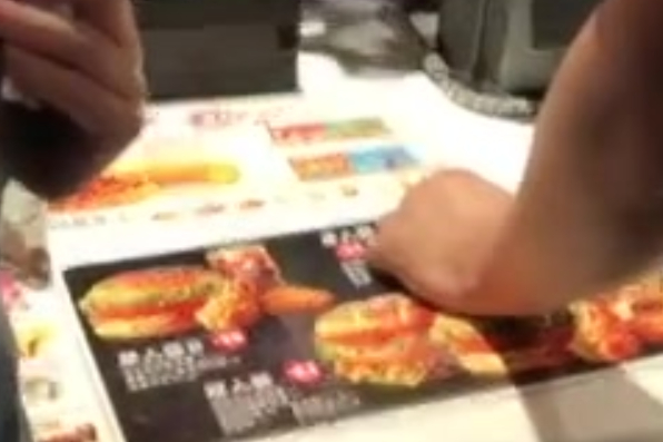 唉,人老了,嘴会变大。门口卖的包子,以前我吃一个要三口,后来只要两口,现在一口就能吞下去。
