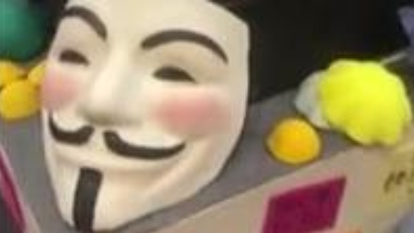 【她们英语“不咋地”,但绝不放过“港独”!】11月1日20时18分,有网友在微博上爆料,称