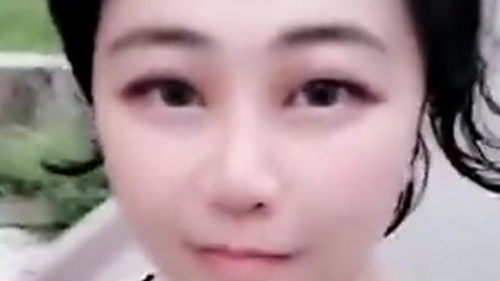 【女主播露脸翻车 粉丝反涨3倍】截至29日晚九点,“乔碧萝殿下”斗鱼粉丝已达36.5万,涨