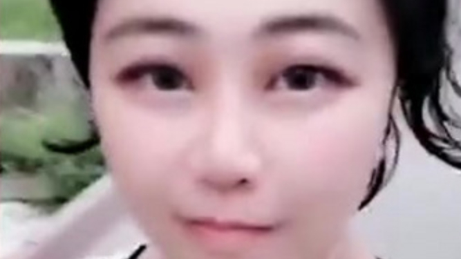 【暴露了!萝莉音女主播直播出bug 秒变大妈脸吓坏粉丝】近日,斗鱼上一位拥有五万多粉丝的声