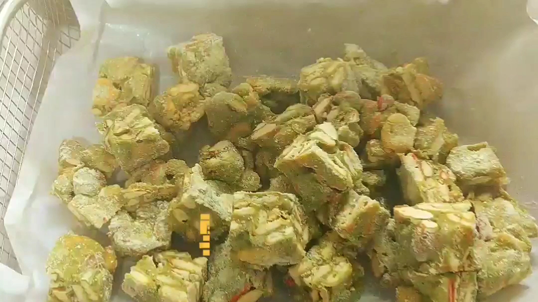 雪花酥～ 牛轧糖的一种,搭配坚果,饼干,果脯,奶粉制作而成,巨好吃!