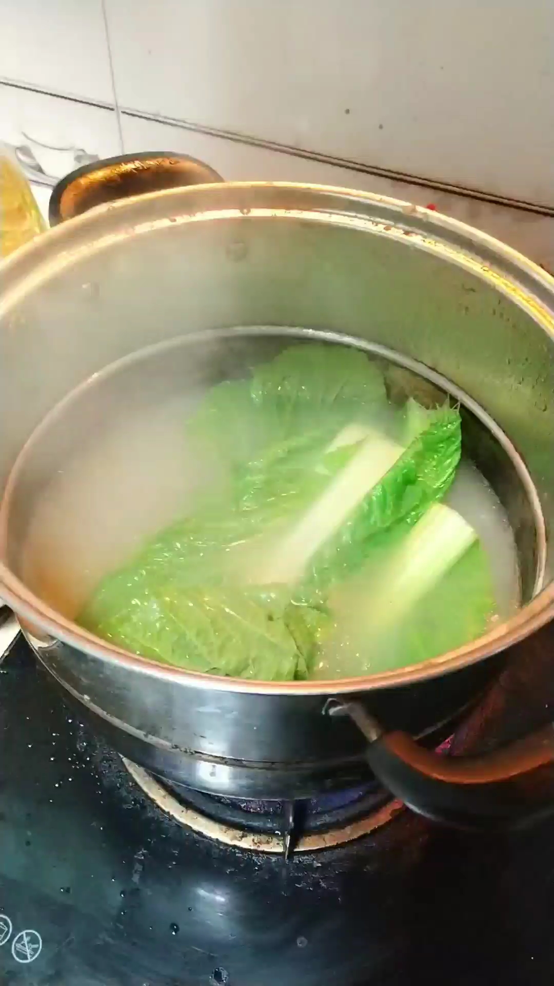 鸡汤煮长青菜～ 鸡汤煮出来的青菜更好吃哦～ 我们这边新年必吃的一道菜～