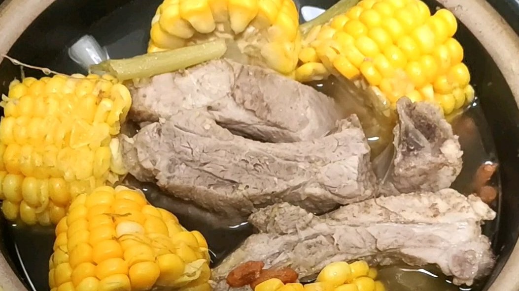 #吃喝玩乐在路上#  #开工便当#  天天吃火锅太上火了,来煲个最简单的老火靓汤吧～食材常