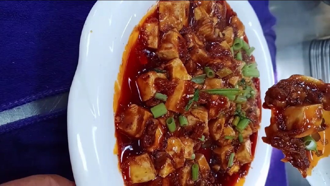 #亮出你的好厨艺# 做麻辣豆腐注意事项 : 1   只有把豆瓣酱,火锅底料小火多炒一会,做