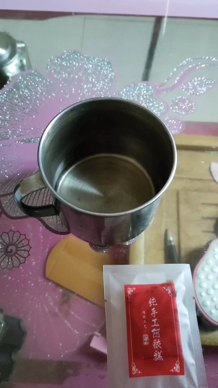 我的阿胶糕独有的特质, 纯天然,零添加,遇冷就变硬, 有嚼劲,遇热就变软, 一口咬下去香甜