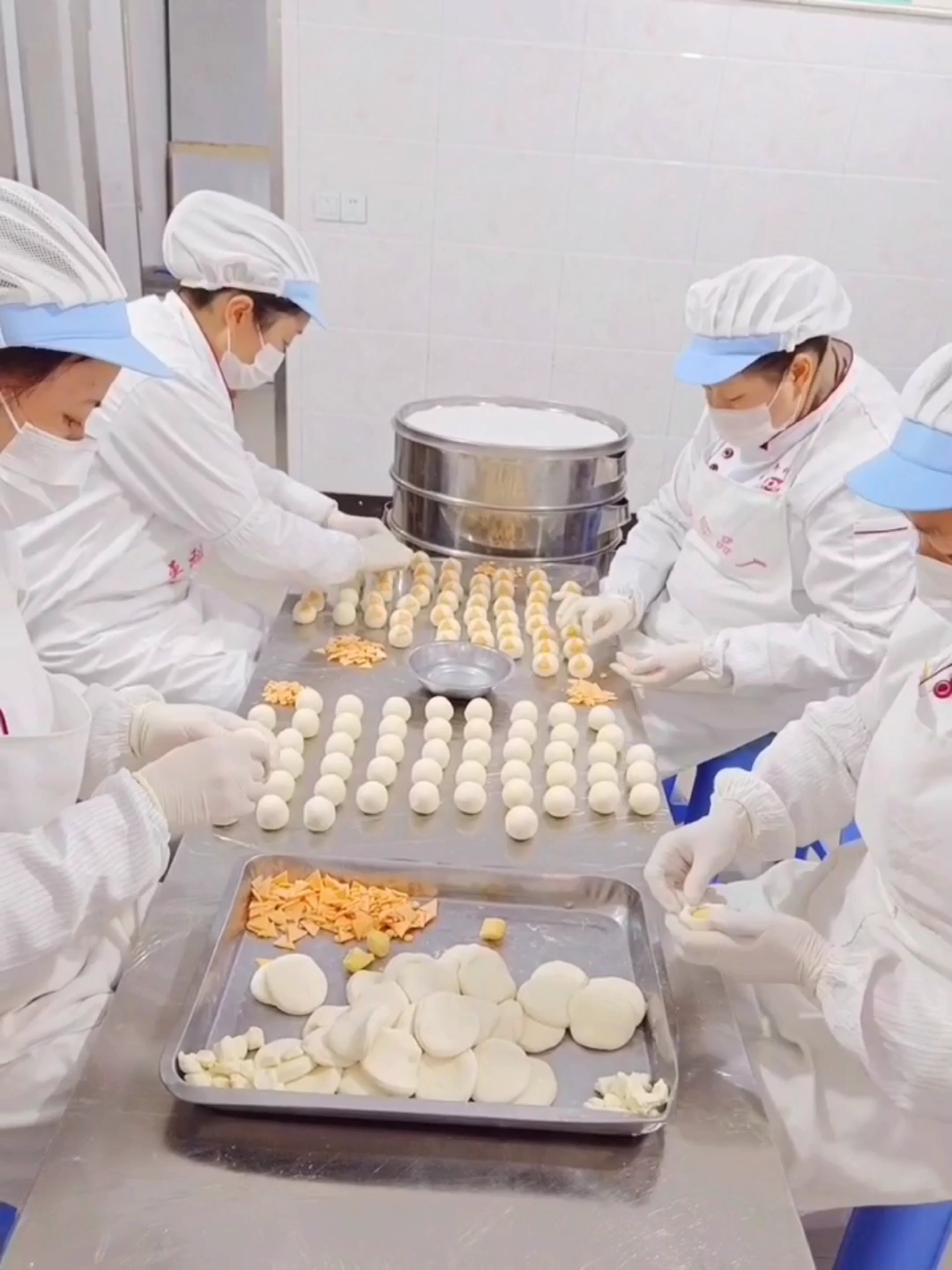 创意美食卡通猪仔包,奶黄馅猪仔包,包的不是馅,包的是满满的爱!只要轻轻地咬上一小口,一股香