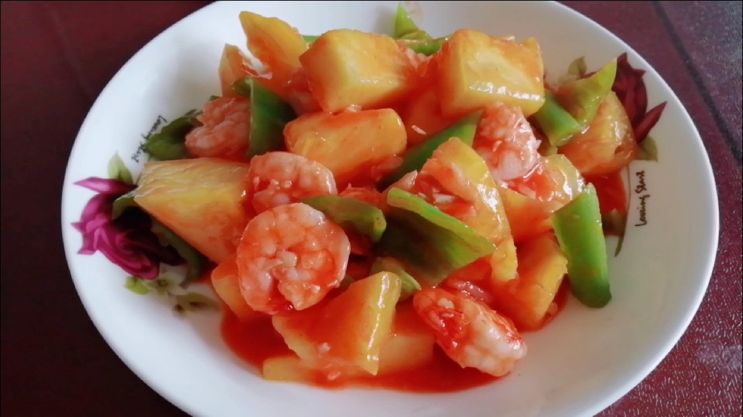 菠萝炒虾仁,这是个吃菠萝吗季节大家一起来做这道菜,酸爽滑嫩,好看又好吃。