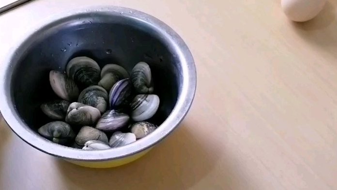 蛤蜊躲进鸡蛋羹里,原汁原味海鲜美食,家常鲜美纯真的佳肴,分享给大家。它是一道蛤蜊蒸鸡蛋羹,
