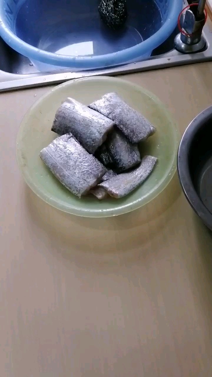 香煎东海小眼睛带鱼,外酥里嫩,香气四溢,吃了还想吃的感觉,就是忘不了外婆做的一道菜,你来试