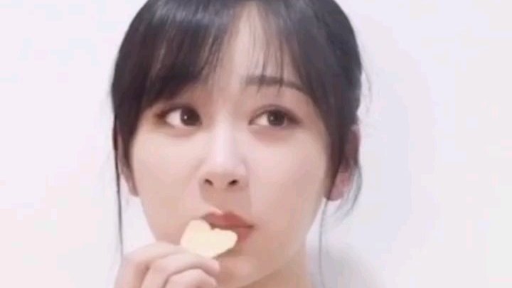 [cp]#一口吃N片大挑战# 接受@TFBOYS-王源 的挑战,这就来给大家展现一波真正的