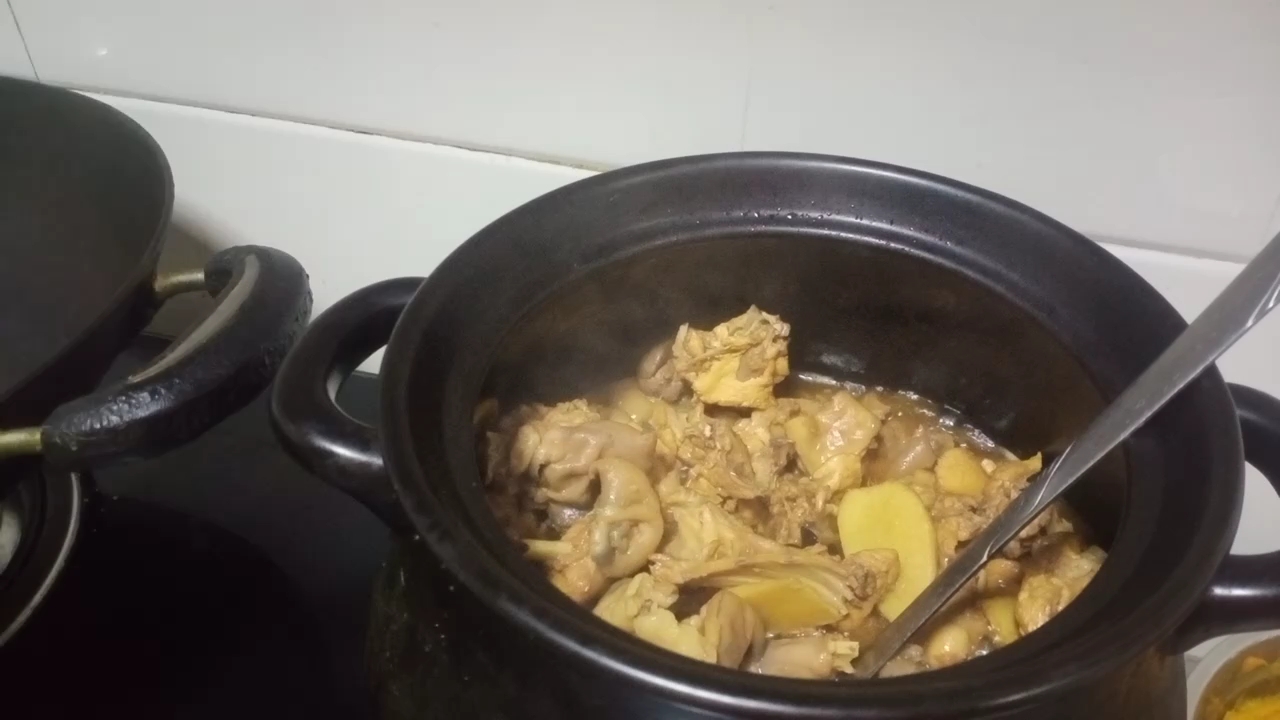 天气转凉了,给小孩煮一个黄酒焖兔肉,兔肉是一个朋友送的,他自己家养的。 1.先把兔肉洗干净