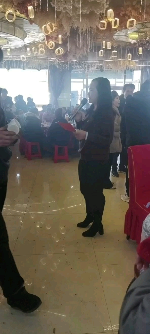 各位亲朋好友,父老乡亲, 大家上午好。 今天是2023年农历正月十八。现在是北京时间九点五