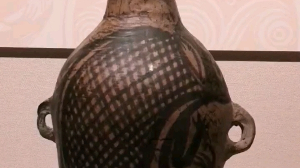 中国古代最美陶器(六):鲵鱼纹瓶,约公元前3500—前3000年,甘肃博物馆藏。此瓶为泥质