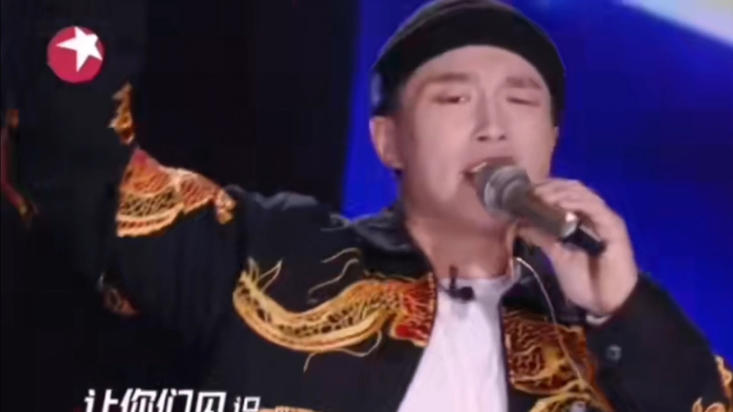 #娱乐最前沿# 《追光吧!哥哥》里,我社烧饼朱云峰的表演,前一段完全不在调上,后一段完全是