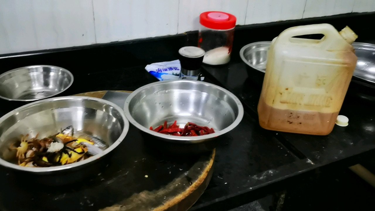 2020年10月25号晚上 来个油爆小鱼小虾 油爆干辣椒 自己动手 美味可口 真心祝我兄弟