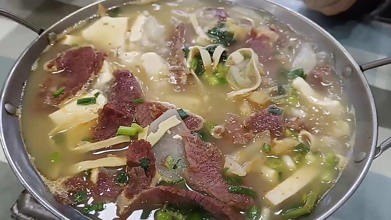 40块钱的驴肉锅仔,驴肉量多,配菜也足,味道还不错。#我是美食家# 