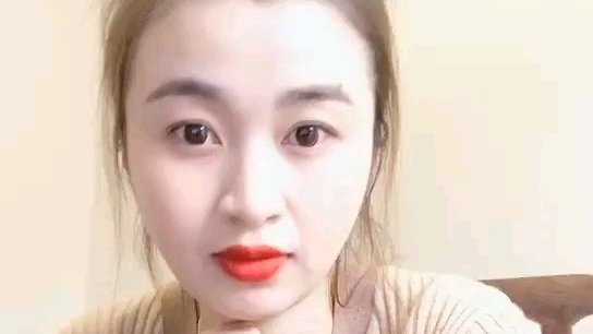 很多宝妈都会发现,在某一阶段宝宝会特别频繁的吐舌头,那宝妈就会疑惑了,这是怎么了呢,到底正