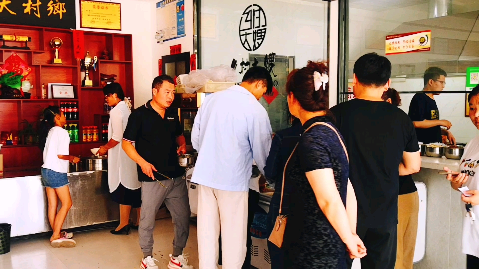 枣庄菜煎饼超级美食每天都是排队的状态 是祖国的繁荣富强让我们才能安居乐业!乡村大嫂菜煎饼总
