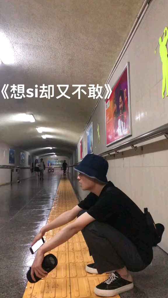 把孤独当做晚餐却难以下咽,把黑夜当做温暖却难以入眠,反应当代人经受各种压力